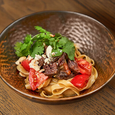 Паста с телячьими щёчками, печёным баклажаном, свежим томатом и кинзой в Белок по цене 1350 ₽