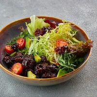 Салат теплый с куриной печенью и авокадо в Папаша Клаусс