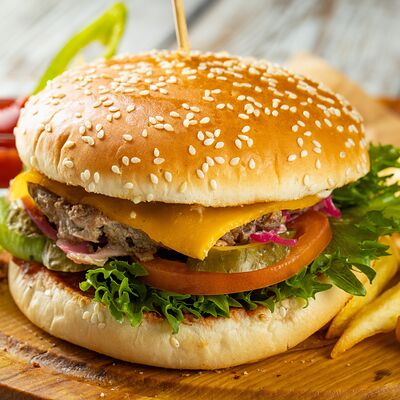 Королевский чизбургер в William Bass по цене 700 ₽