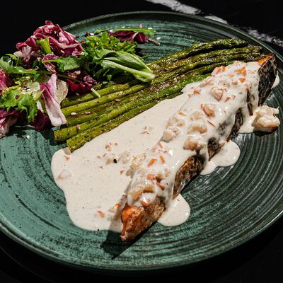 Стейк Сёмга со спаржей в Moslounge & Bar по цене 1000 ₽