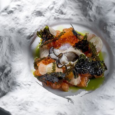 Тартар из лосося с устричным айоли и устрицей в МОМО по цене 3200 ₽