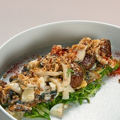 Салат с кальмарами и картофелем в Avgust13 по цене 995 ₽