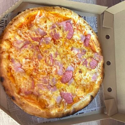 Три мясав Пицца на дровах по цене 799 ₽