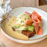 Бриошь, яйцо пашот, лосось, Голландский соус в Кафе Май