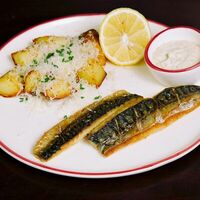 Спинка скумбрии, жаренная на гриле, запеченный картофель в Lions Head