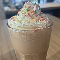 Молочный коктейль в Friends coffee