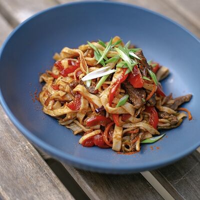 Жаренная лапша с овощами и говядиной в Mexo Food Bar по цене 630 ₽