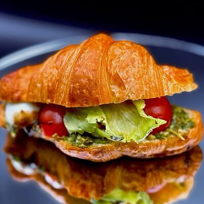 Круассаны с моцареллой М в Boom-box Catering по цене 1990 ₽