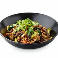 Китайская лапша с говядиной Ло Мейн в BAO Noodles & Sushi Bar