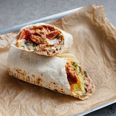 Шаверма в лафе с кебабом из ягненка и курой с йогуртово-чесночным соусом в Easy Hummus по цене 540 ₽