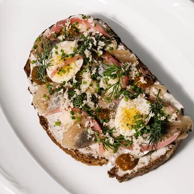 Солодовый тартин с сельдью, хреном и горчицей в Эклерная по цене 430 ₽