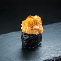 Запечённый гункан с лососем в Swag Sushi