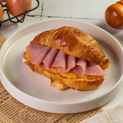 Круассан с ветчиной и сыром в Чайка по цене 480 ₽
