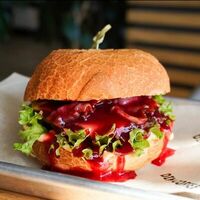 Бургер с говяжьей котлетой и клюквенным соусомв Dimcoffee