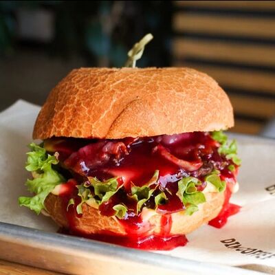 Бургер с говяжьей котлетой и клюквенным соусомв Dimcoffee по цене 590 ₽