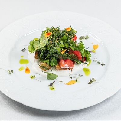 Запечённый баклажан с мацони и ароматной зеленью в Sabor de la Vida по цене 650 ₽