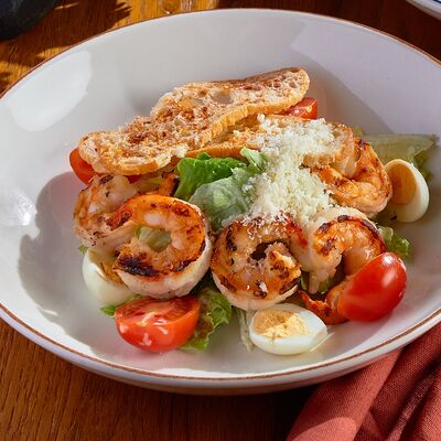 Салат Цезарь с креветками гриль в BBQ Beer Restaurant по цене 1050 ₽