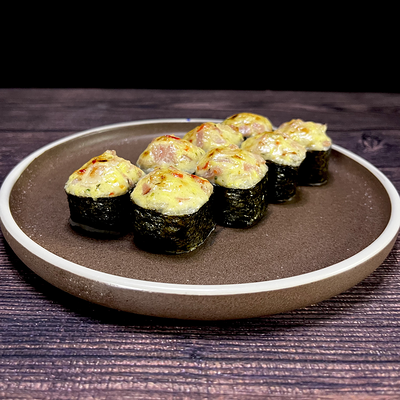 Теплый ролл запеченный бекон в Hatimaki по цене 519 ₽