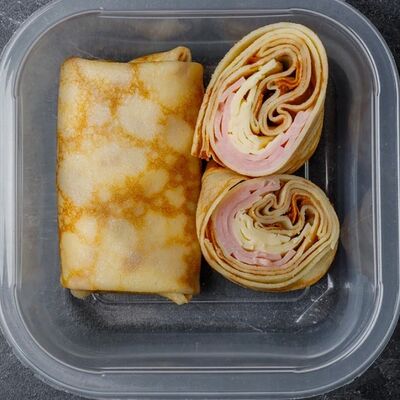 Домашние блинчики с ветчиной и сыром в Стикер кофе по цене 444 ₽