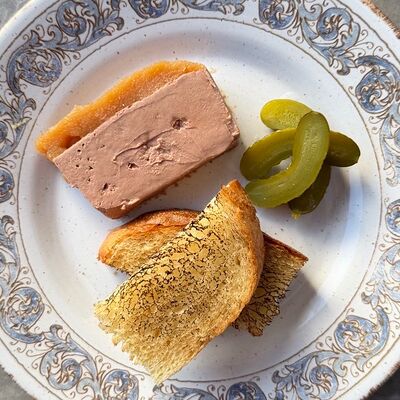 Паштет из куриной печени, яблочный мармелад, маринованные огурцы и бриошь в L'angolo Italiano по цене 14 р.