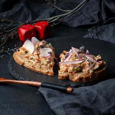 Брускетта со снежным крабом и икрой в Изи Паб по цене 495 ₽