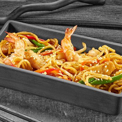 Лапша яичная с курицей и креветкой под соусом терияки в Суши Мастер по цене 299 ₽