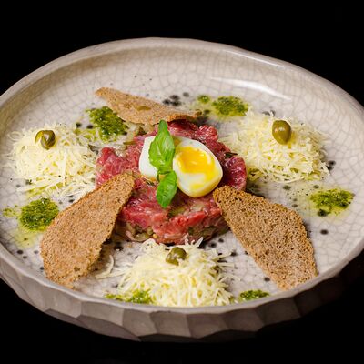 Тартар из молодого теленка в PlutuS Resto Club по цене 750 ₽
