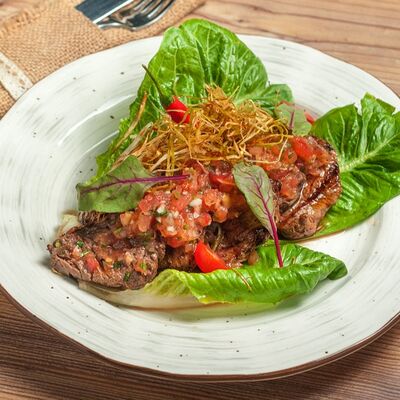 Гриль-медальоны с томатной сальсой в Караоке Соло по цене 950 ₽