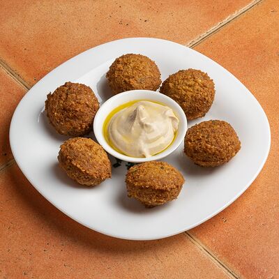 Фалафель на тарелке в Кафе Аль-карамарабская кухня по цене 450 ₽