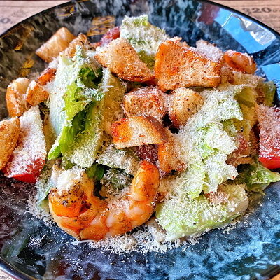 Цезарь с креветками в Romero steak по цене 750 ₽