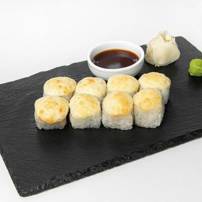 Горячий ролл с сырной шапочкой в Сакура по цене 290 ₽