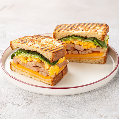 Сэндвич на бриоши с двумя сырами и цыпленком в Шоколадница по цене 590 ₽
