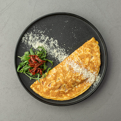 Омлет с кольцами кальмаров и креветками, томлеными на сливках в Диккенс по цене 460 ₽