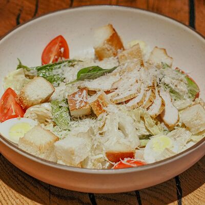 Салат Цезарь с цыплёнком в Rekki Pizza & Cocktail Bar по цене 980 ₽