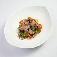 Теплый салат с ростбифом и баклажанами в Bambini bar