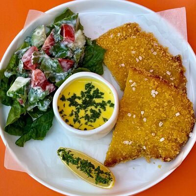 Шницель со свежим салатомв Coffeeline - кофе и еда по цене 520 ₽