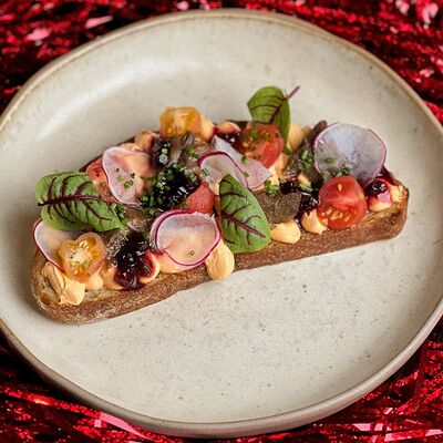 Картофельный хлеб с томленой говядиной и джемом из брусники в Offshore по цене 510 ₽