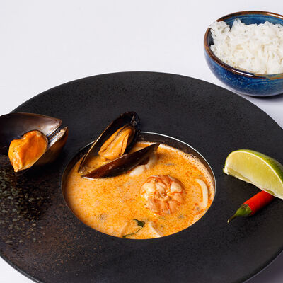 Том ям с тигровыми креветками и рисом в Уголь по цене 990 ₽