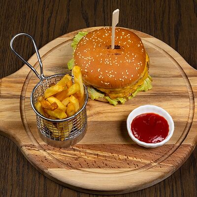 Бургер с куриной котлетой в Семейные традиции по цене 480 ₽