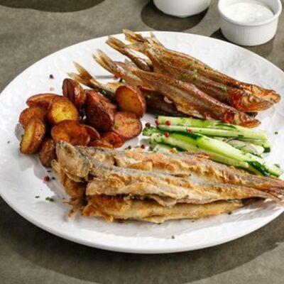 Ассорти жареной и копченой корюшки с картофелем в ЛарисуВаннуХочу по цене 1890