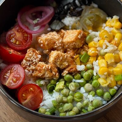 Поке с курицей в ОКофе по цене 560 ₽