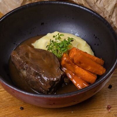 Томленые говяжьи с картофельным пюрев Kvartal по цене 1190 ₽