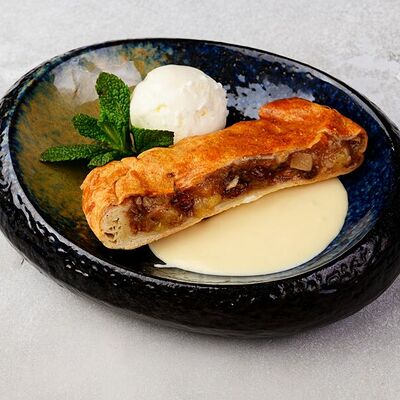 Яблочный штрудель в Sushi & More по цене 330 ₽