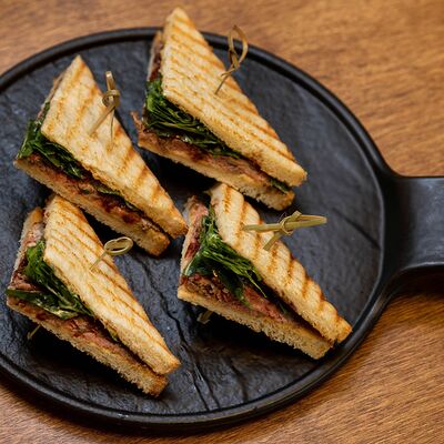 Сэндвич с ростбифом в Cook cafeshop по цене 630 ₽