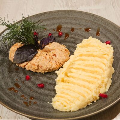 Куриные котлеты на пару с картофельным пюре в Троя по цене 420 ₽