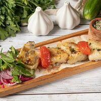 Шашлык из судака с соусом киндзмари в Патари