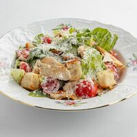 Цезарь с курицей в Parmesano