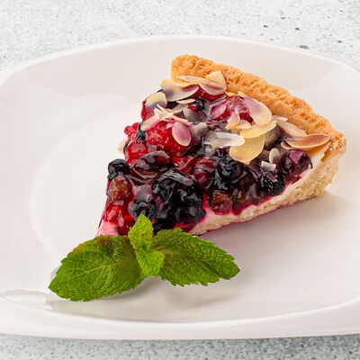 Тарт с ягодами и миндалем в Трикатель по цене 215 ₽