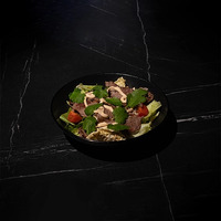 Салат с обожженной говядиной в Red Rocket Bar