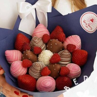 Букет Нежный шарм с малиной S в Клубника в шоколаде VeryBerryLab по цене 6580 ₽